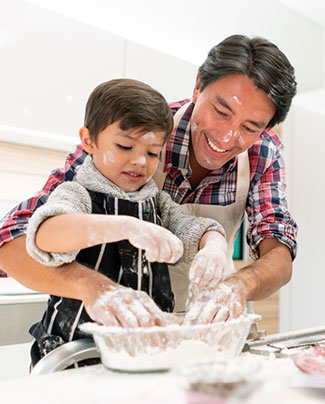 Vater und Sohn machen gemeinsam Teig in der Küche