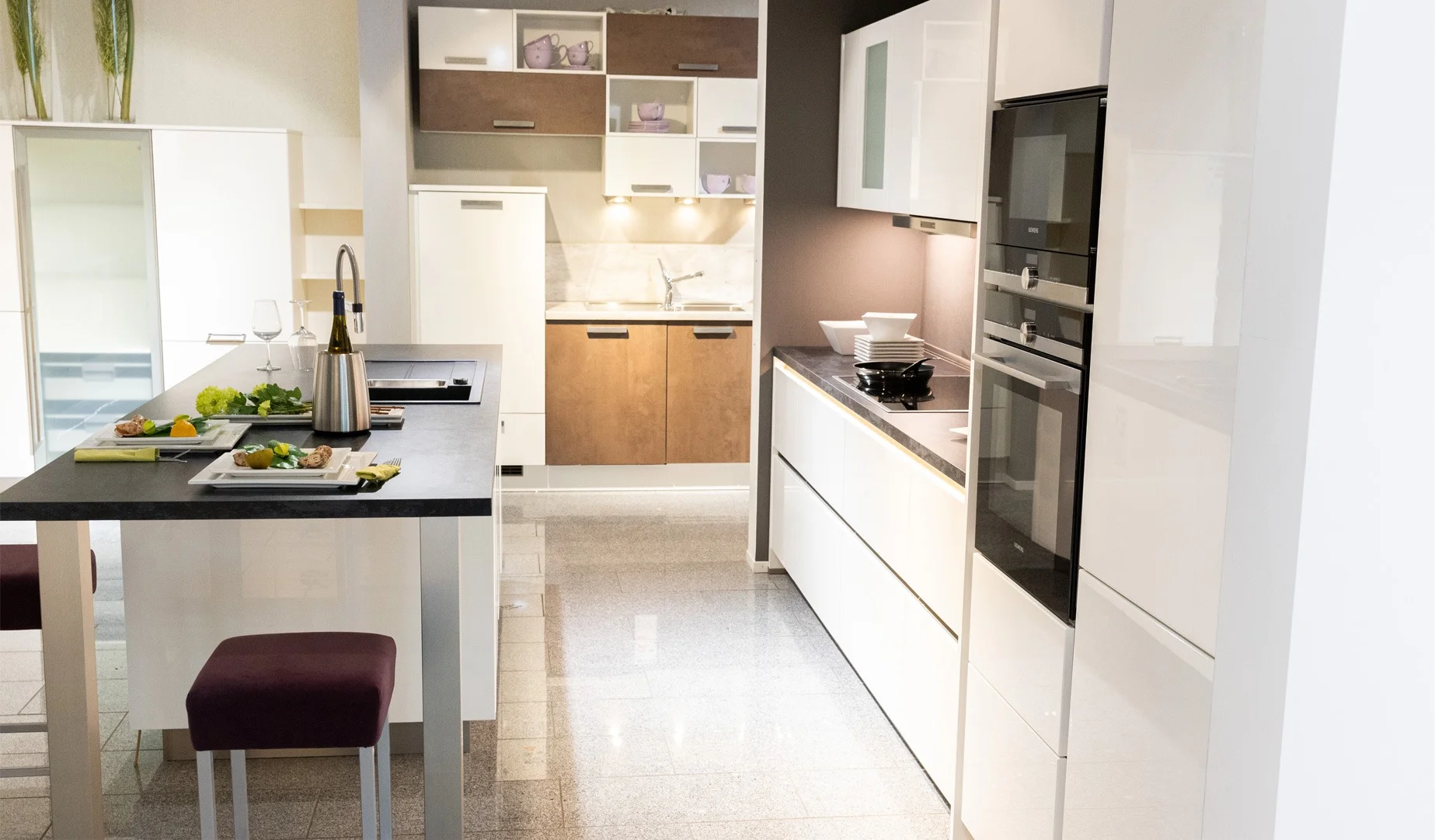 Moderne, helle Küche mit Kücheninsel